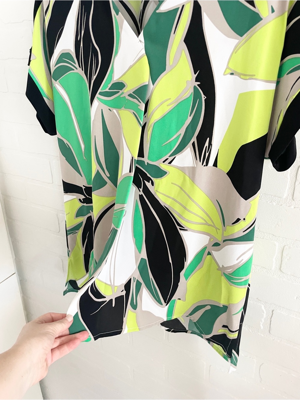 Joseph Ribkoff Tropical Leaf Geometric Blouse Kelly Green Neon Lime Canada Sz 6 - Picture 9 of 11